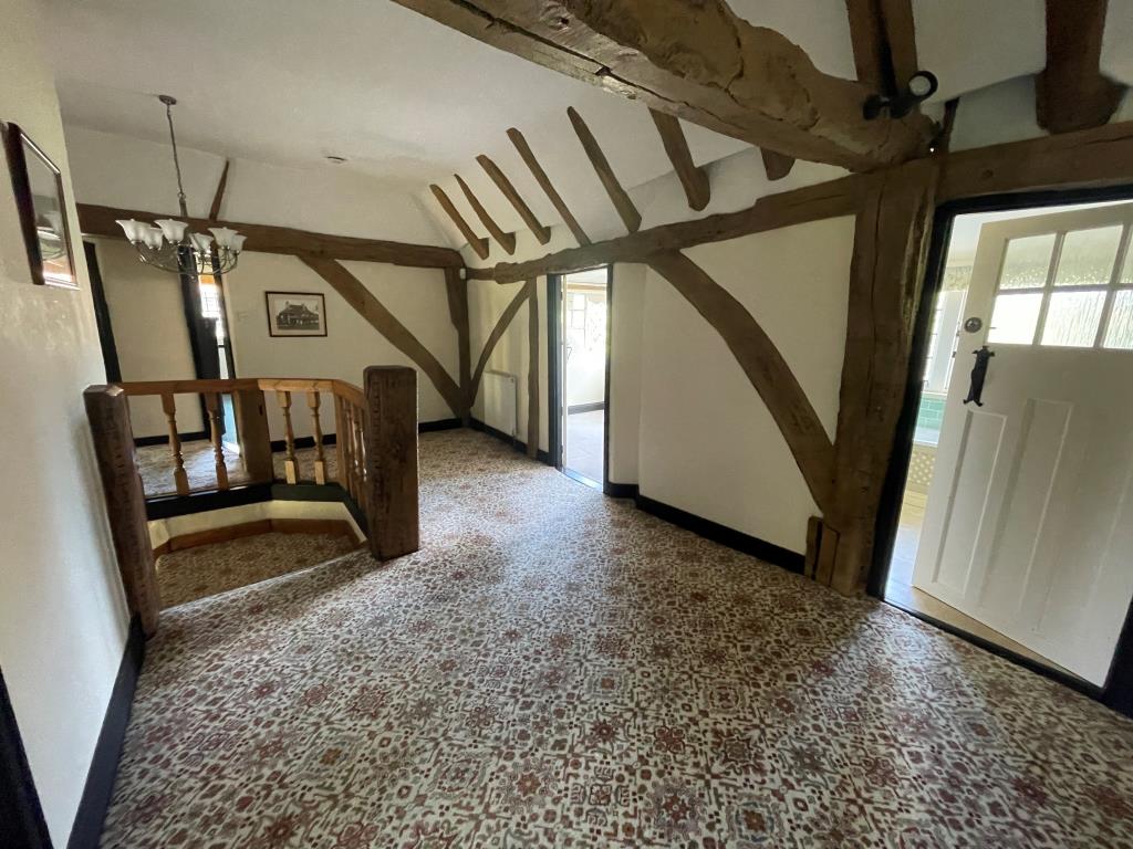 Lot: 118 - SUBSTANTIAL PERIOD PROPERTY FOR UPDATING IN DESIRABLE LOCATION - Landing with exposed beams